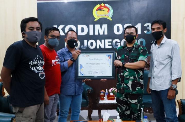 Silaturahmi bersama Kodim 0813, SMSI Bojonegoro Serahkan Piagam Penghargaan